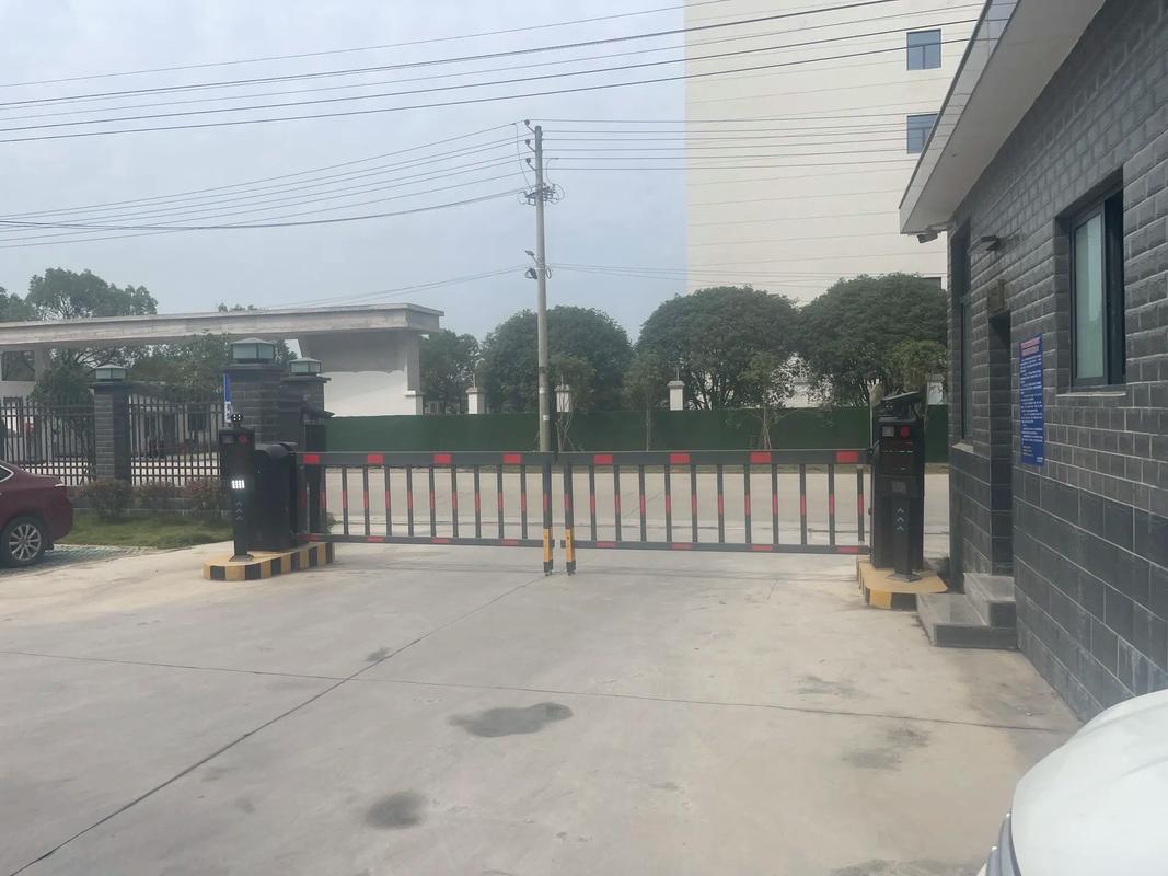 智能入口升级方案 电动门与人脸识别系统的融合应用